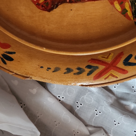 Hand-Painted Decorative Plate with Romanian Woman Portrait - Picture 4 of 6